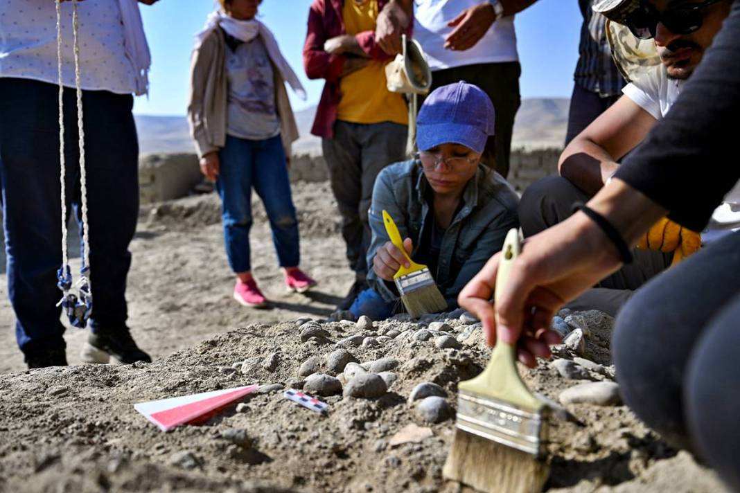 Odanın içindeki yığın, arkeologları şaşkına çevirdi! Urartular neden gizlemiş olabilir? 17